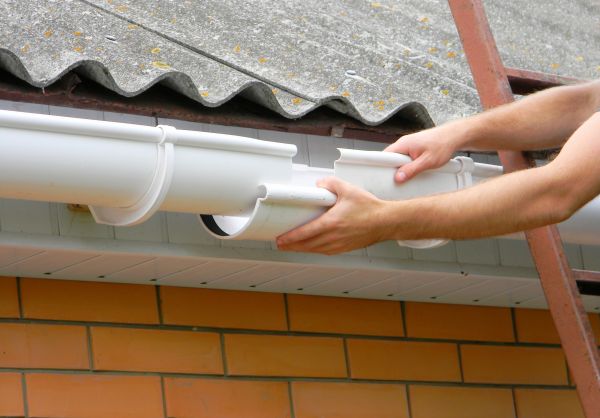 Cost of Gutter Hanging in Kissimmee